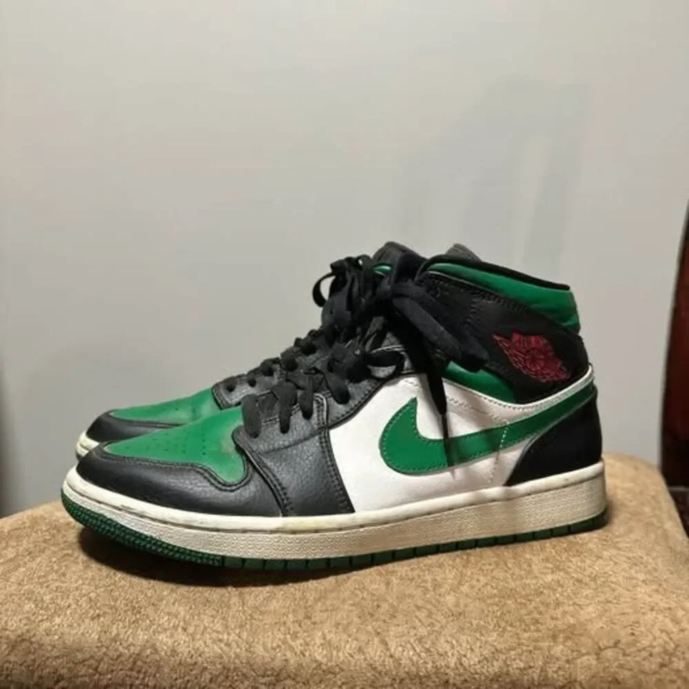Nike Air Jordan 1 Mid “Pine Green”